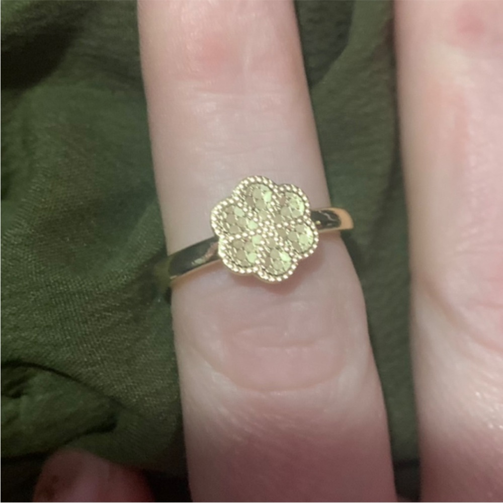 NWOT. Gold Floral Ring.